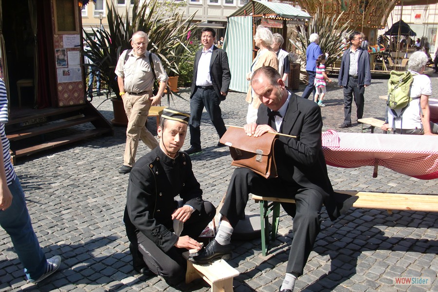 07a_FiLu als Schuhputzer
